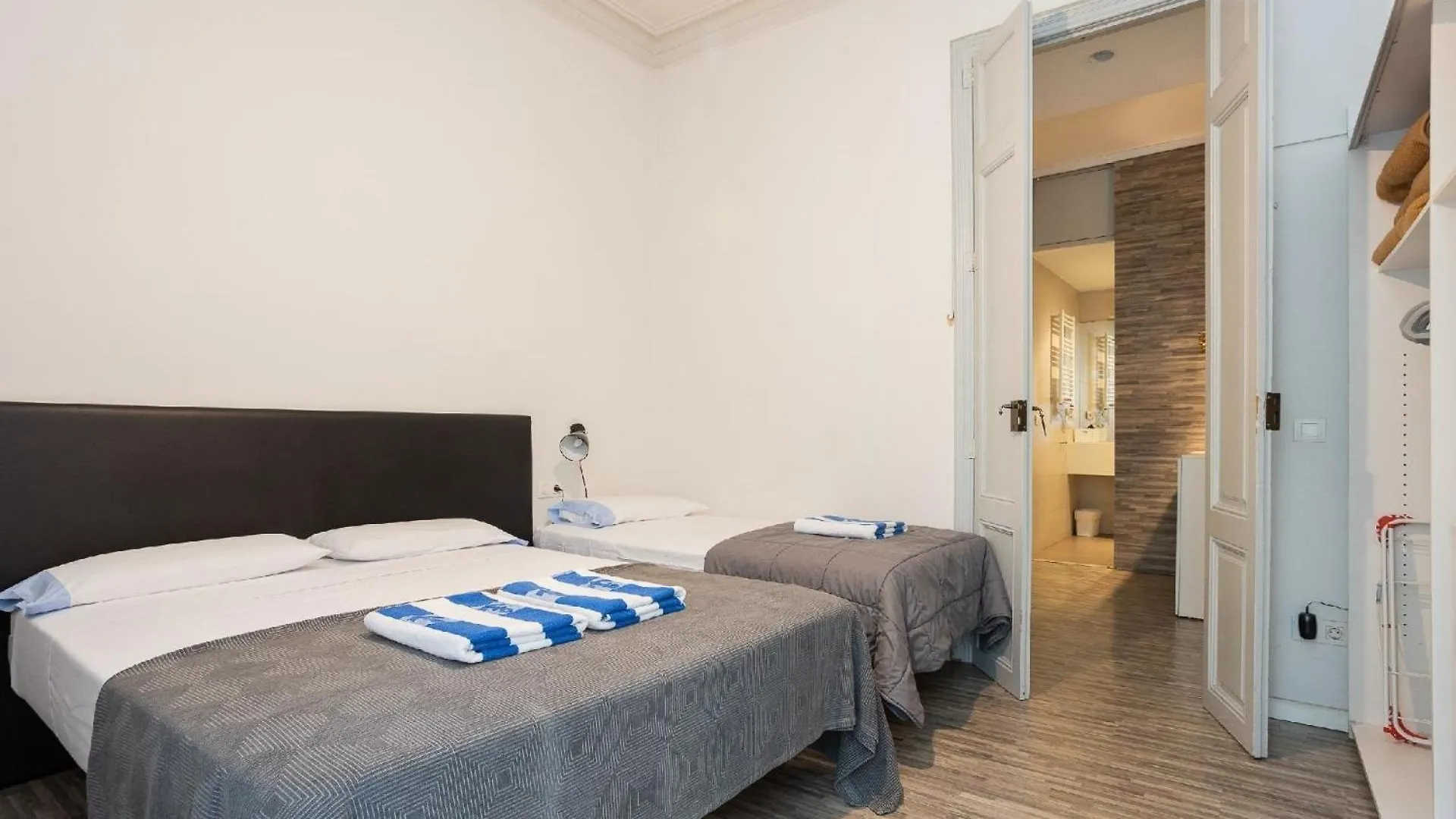 Apartment Ferienwohnung Fuer 9 Personen Ca 120 Qm In Barcelona-Eixample, Costa Brava Costa Del Maresme Spain